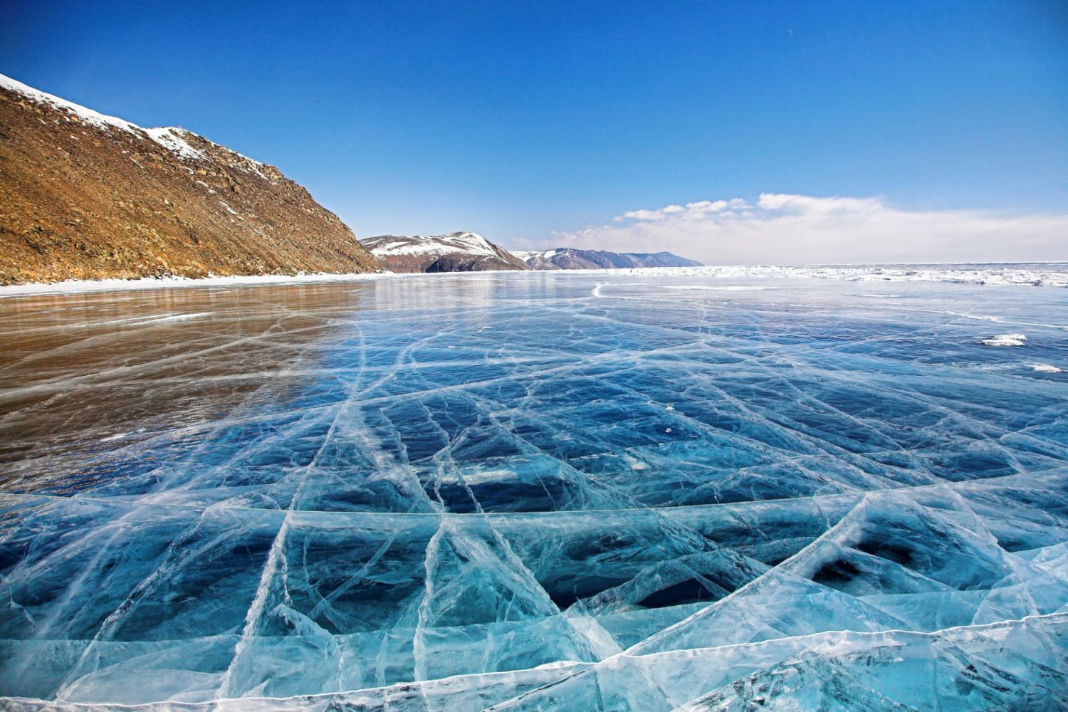Озера озеро лед ледяной. Зимний Байкал. Озеро Байкал зимой. Максимиха Байкал зима. Озеро Байкал лед.
